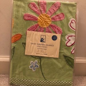 NEW NWT One Daisy Garden Flower design Valence